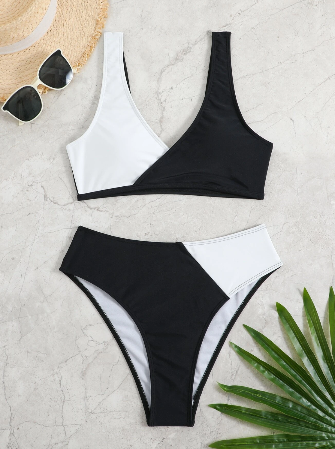 Chic Contrast: Bikini 2 piezas cuello "V" colo blanco y negro