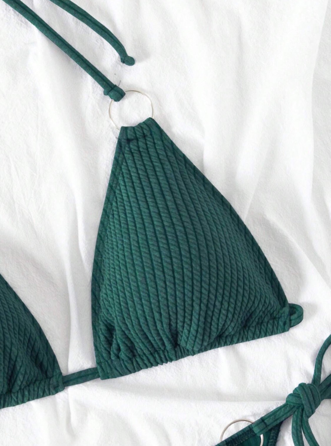Beachside Elegance: Bikini 2 piezas con aros y pitas laterales
