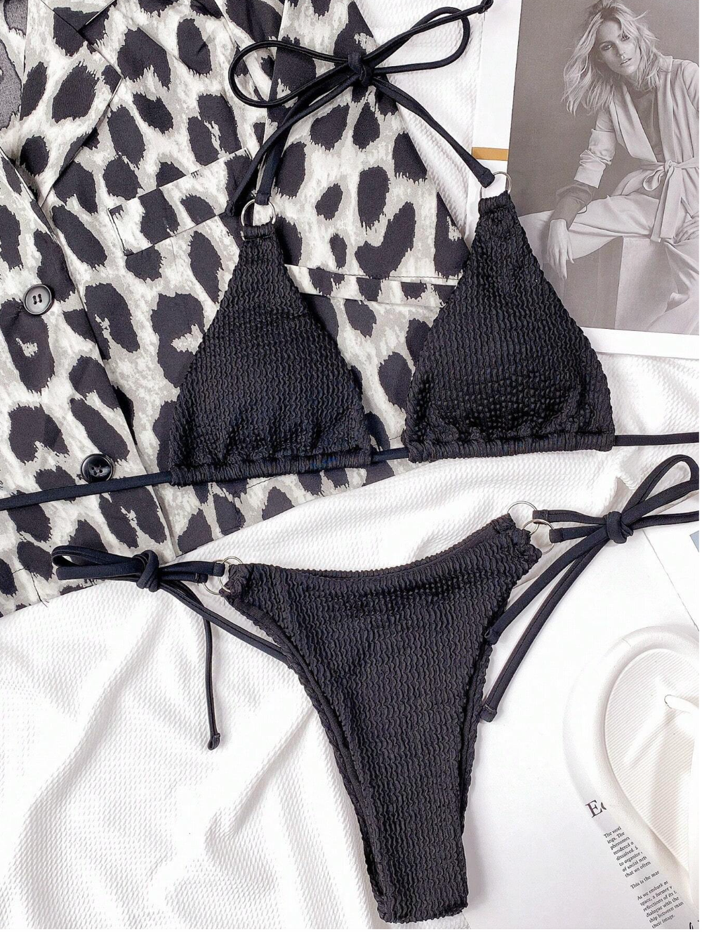Jet Black: Bikini con tanga triángulo halter micro color negro