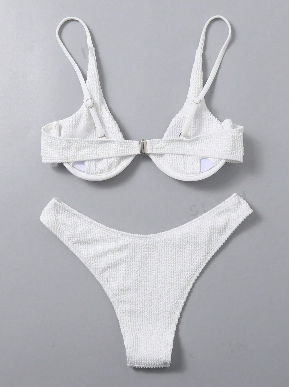 White Sand Serenity: Bikini 2 piezas con aro y top con ballena color blanco