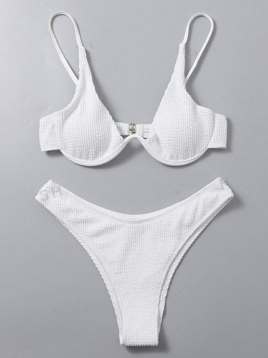 White Sand Serenity: Bikini 2 piezas con aro y top con ballena color blanco
