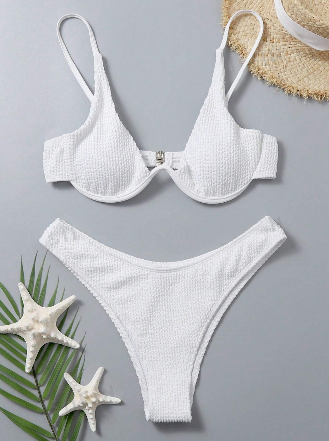 White Sand Serenity: Bikini 2 piezas con aro y top con ballena color blanco