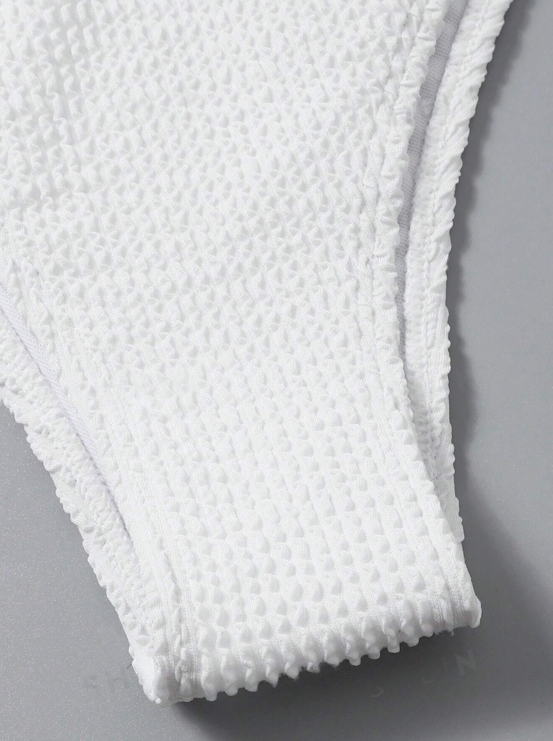 White Sand Serenity: Bikini 2 piezas con aro y top con ballena color blanco