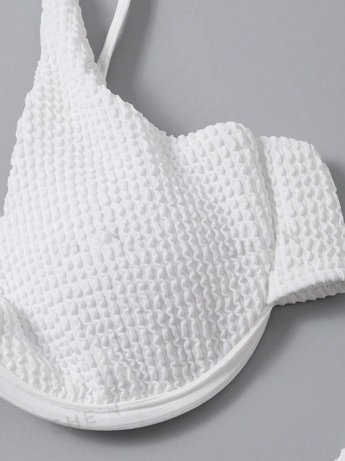 White Sand Serenity: Bikini 2 piezas con aro y top con ballena color blanco