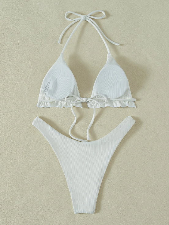 Creamy Delight: Bikini 3 piezas ribete fruncido halter triángulo color blanco