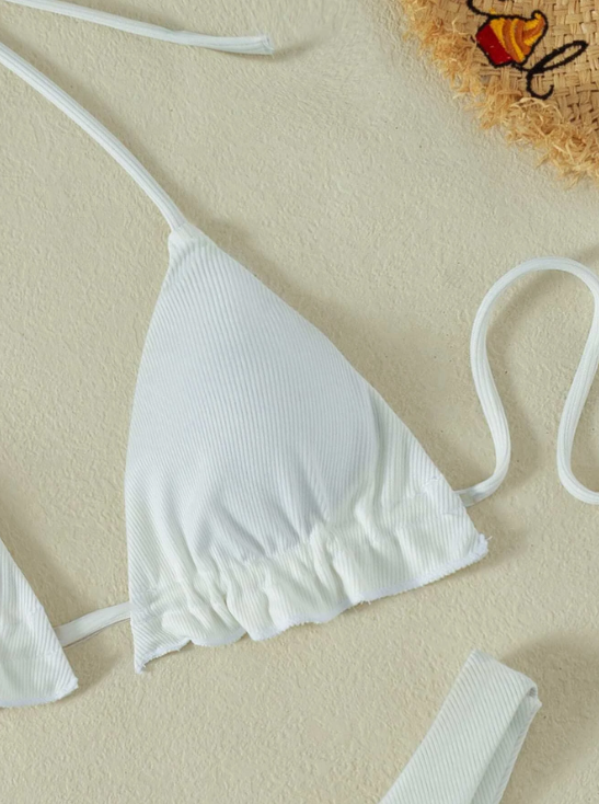 Creamy Delight: Bikini 3 piezas ribete fruncido halter triángulo color blanco