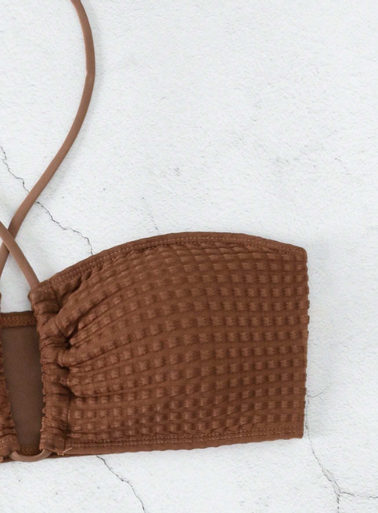 Coffee Beach Bliss: Bikini 3 piezas texturizado con falda de playa