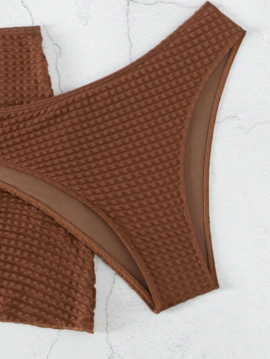 Coffee Beach Bliss: Bikini 3 piezas texturizado con falda de playa