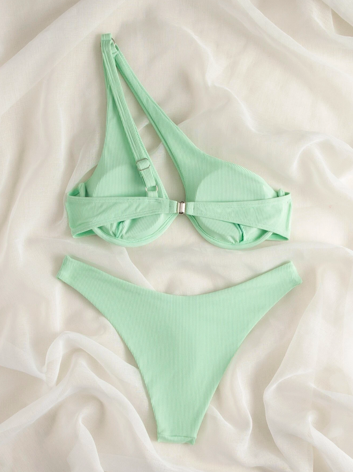 Coconut Mint: Bikini 2 piezas de canalé con ballena de un hombro color menta