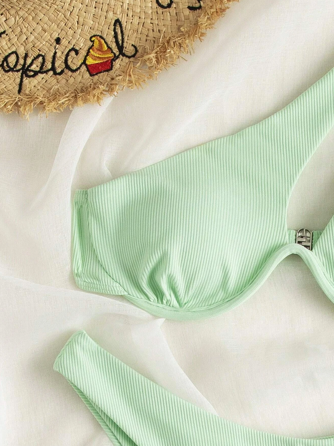 Coconut Mint: Bikini 2 piezas de canalé con ballena de un hombro color menta