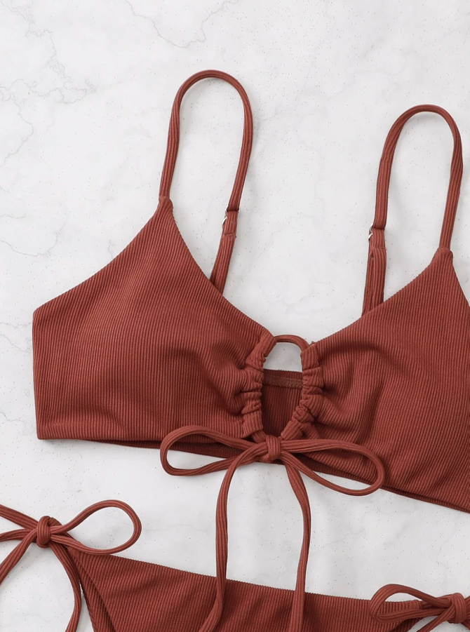 Deep Brown: Bikini 2 piezas con pitas laterales color caoba