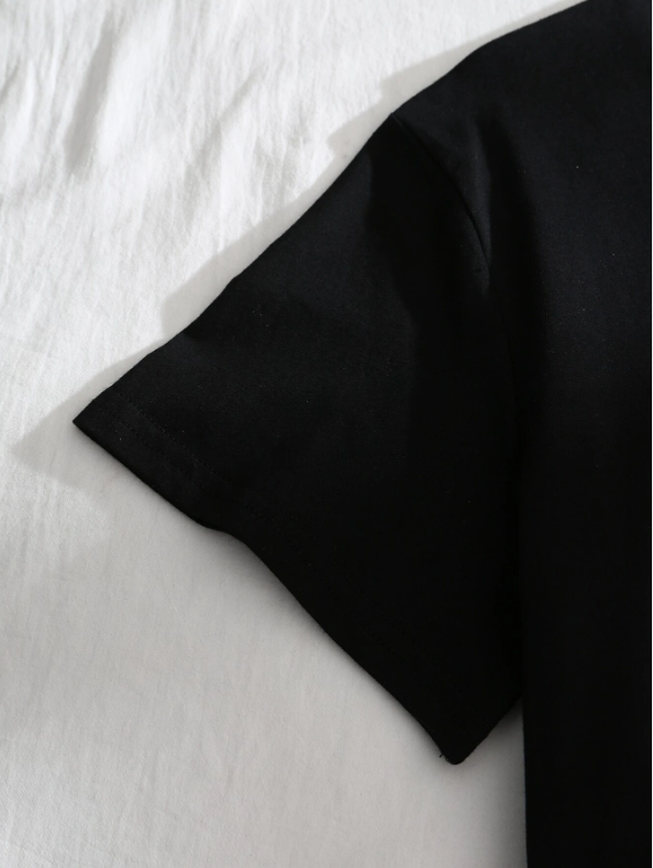 Blusa negra simple con diseño