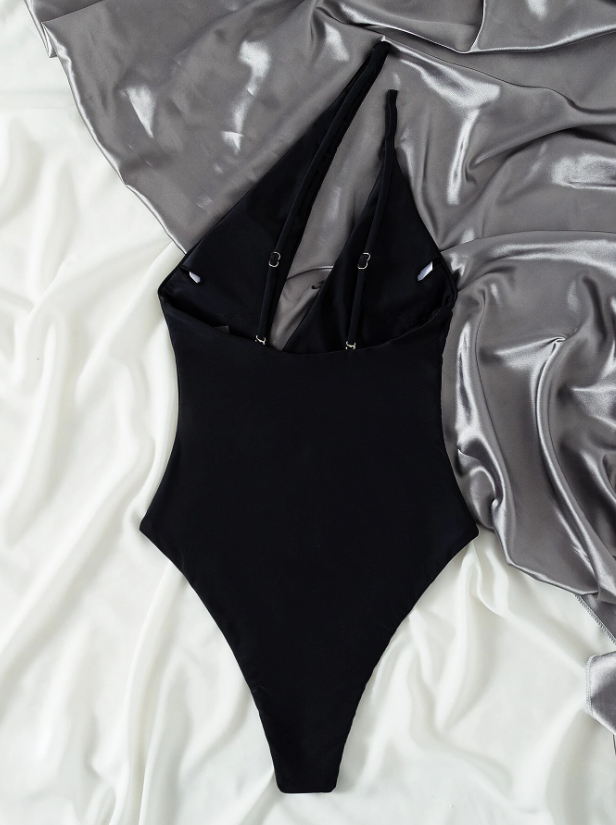 LuxeContour : Traje de baño una pieza de un hombro con abertura color negro