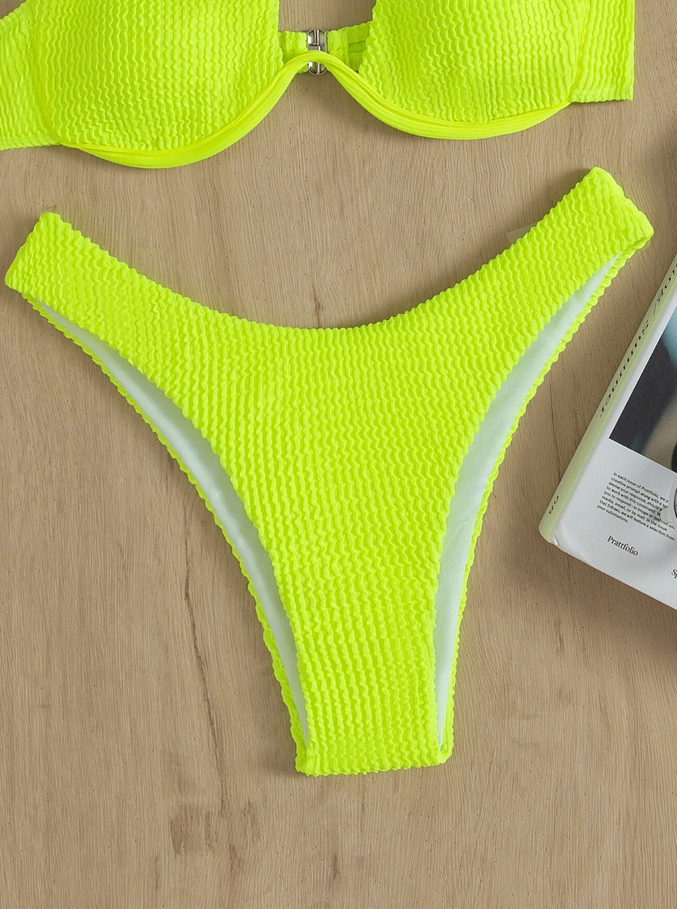 Luminous Lime: Bikini 2 piezas con textura y aro de un hombro color verde lima