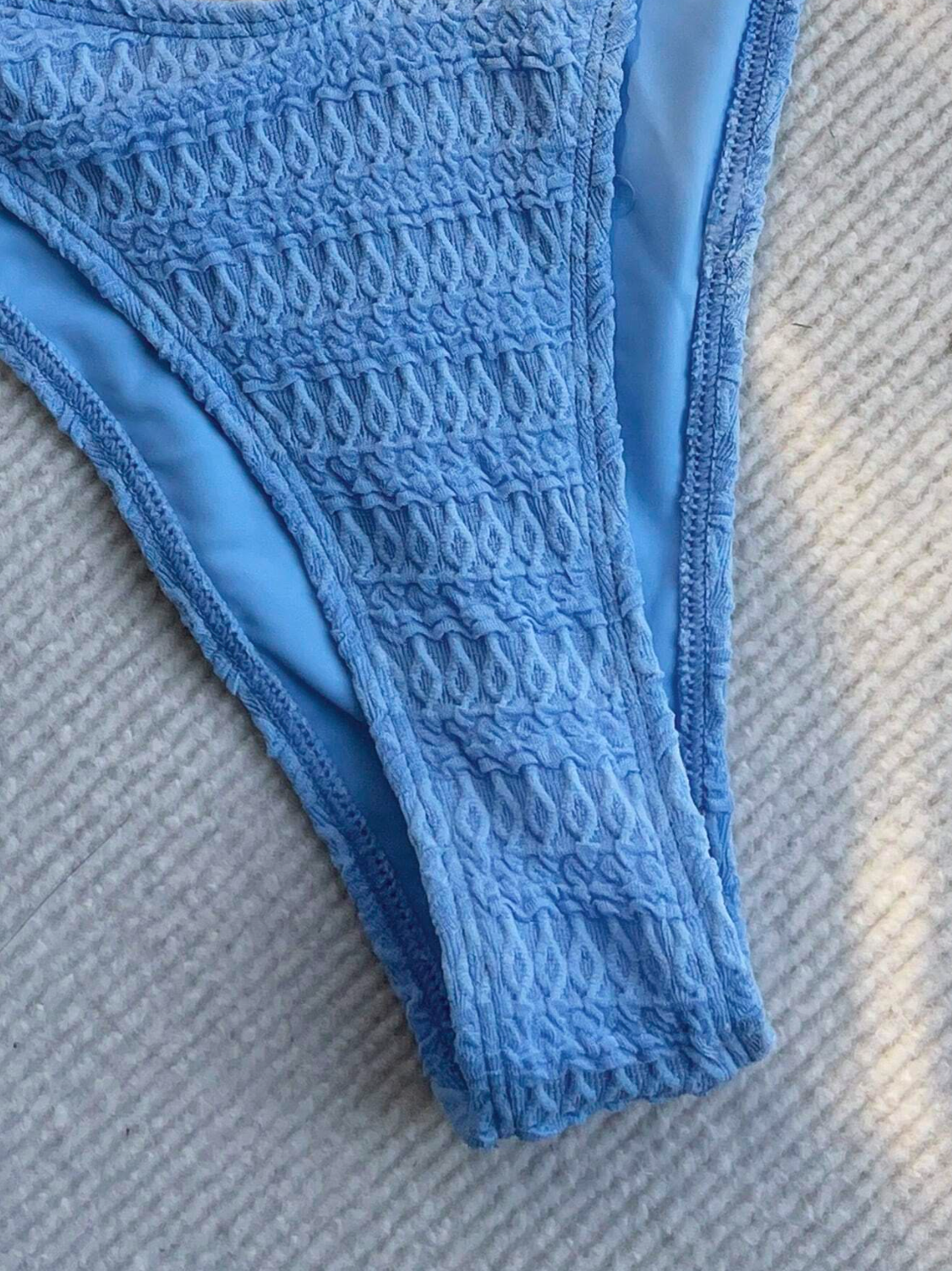 Breezy Sky: Bikini 2 piezas triángulo halter smocked con textura