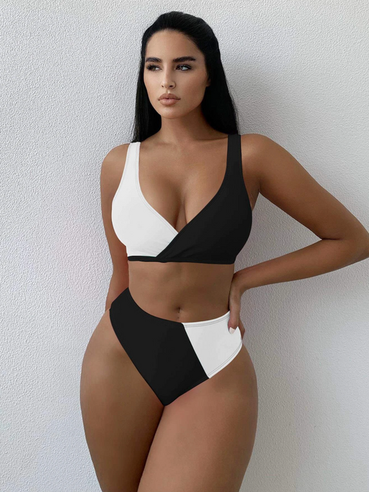 Chic Contrast: Bikini 2 piezas cuello "V" colo blanco y negro