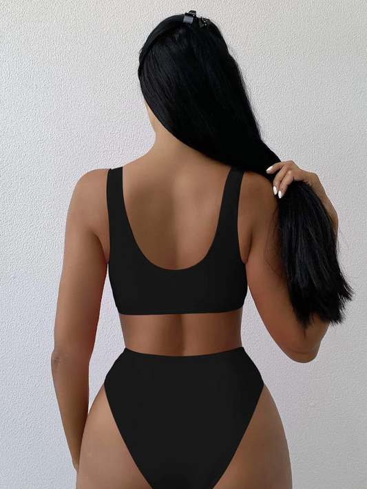 Chic Contrast: Bikini 2 piezas cuello "V" colo blanco y negro