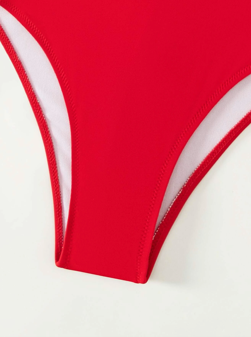 Vibrant Red: Traje de baño de una pieza con abertura con nudo delantero