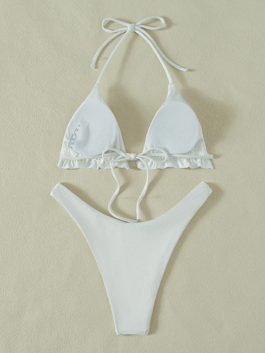 Creamy Delight: Bikini 3 piezas ribete fruncido halter triángulo color blanco