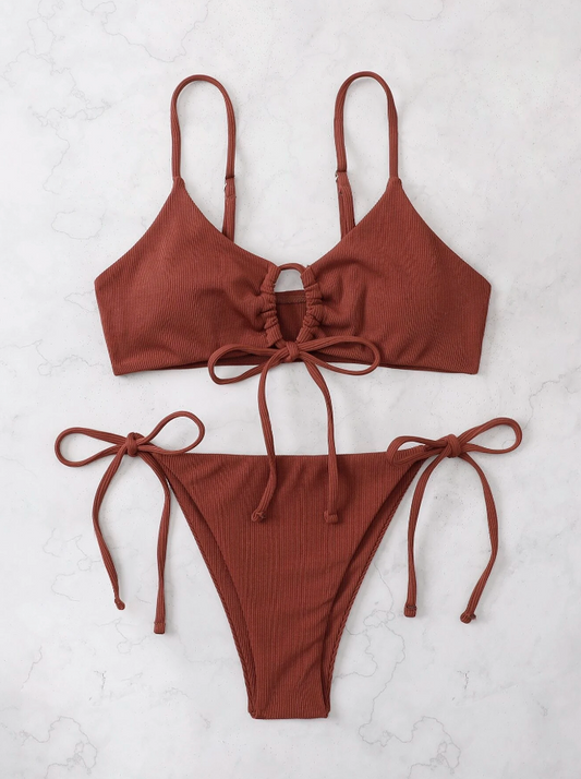Deep Brown: Bikini 2 piezas con pitas laterales color caoba