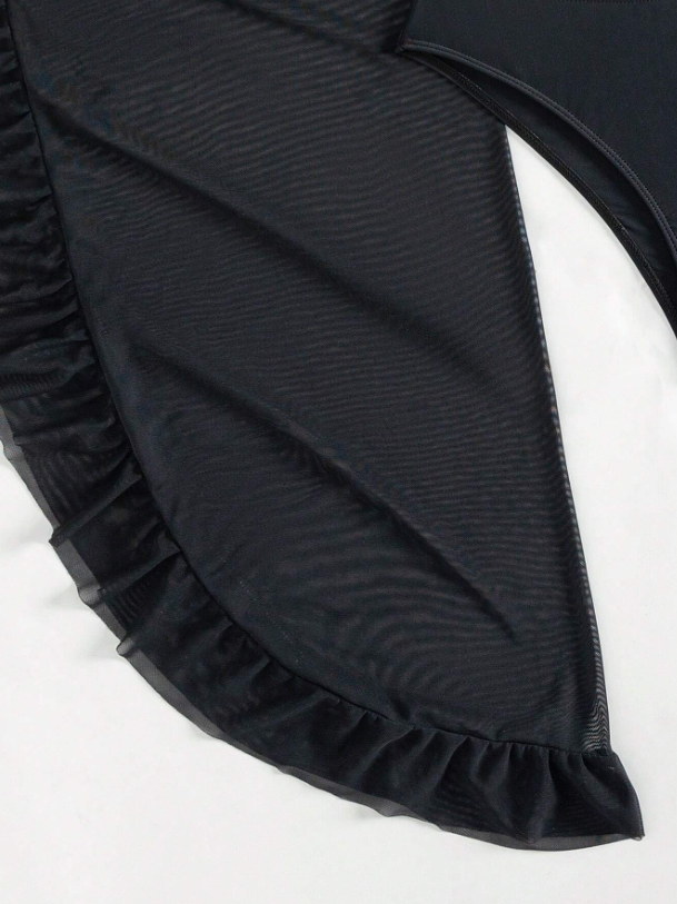 Ebony Elegance: Bikini 3 piezas con top de vuelos y falda de playa color negro