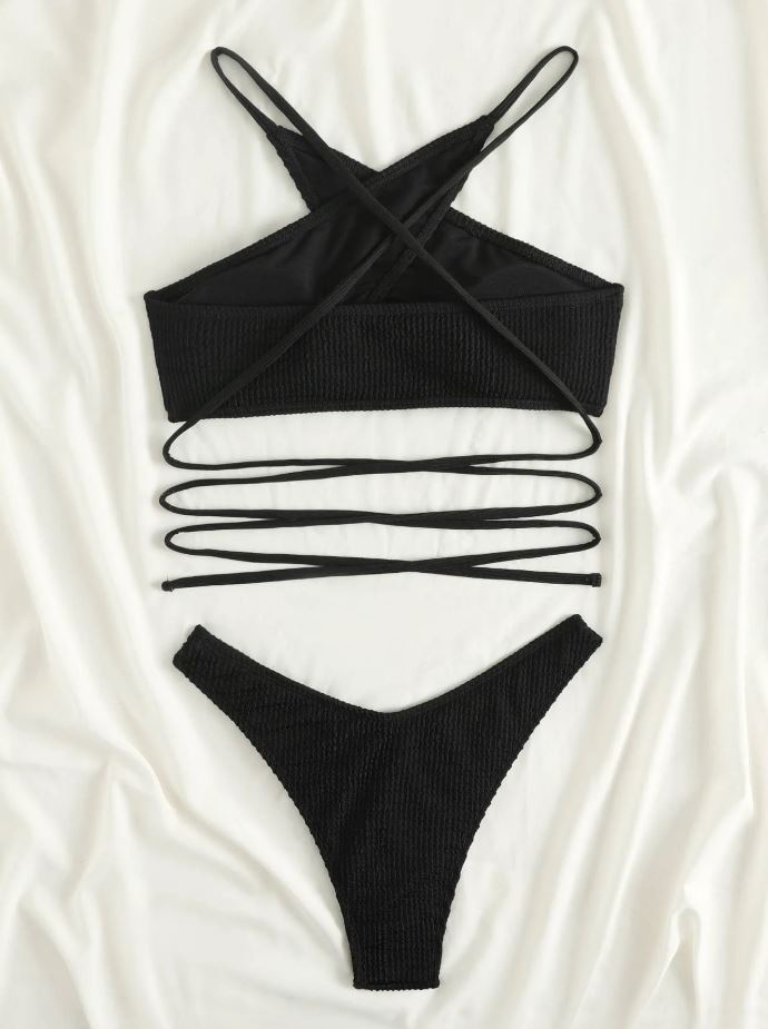 BlackFusion: Bikini  2 piezas halter con tira cruzada de canalé color negro