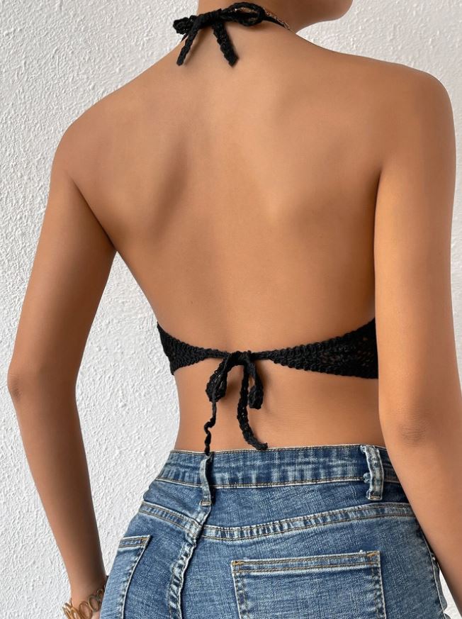 Black Blossom: Top tankini con patrón floral y con fleco halter push up de croché color negro