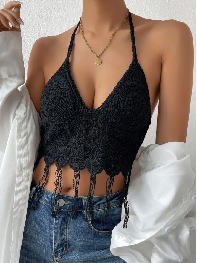 Black Blossom: Top tankini con patrón floral y con fleco halter push up de croché color negro