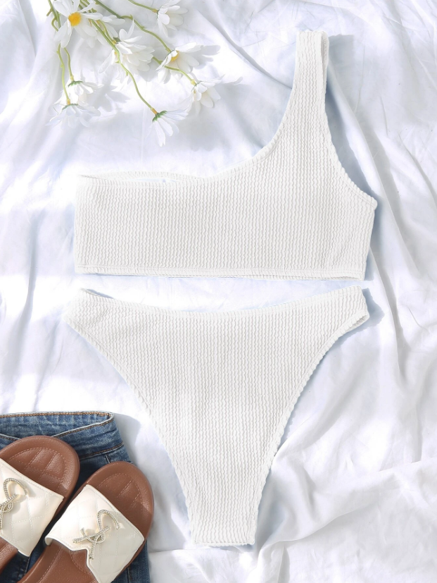 Coastal Charm: Bikini 2 piezas con textura  de un hombro color blanco