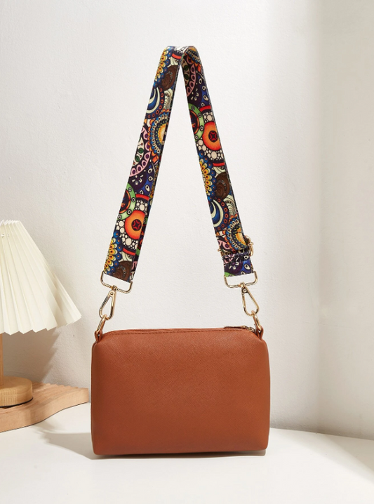 Bolsa cuadrada con patrón geométrico con diseño de fleco